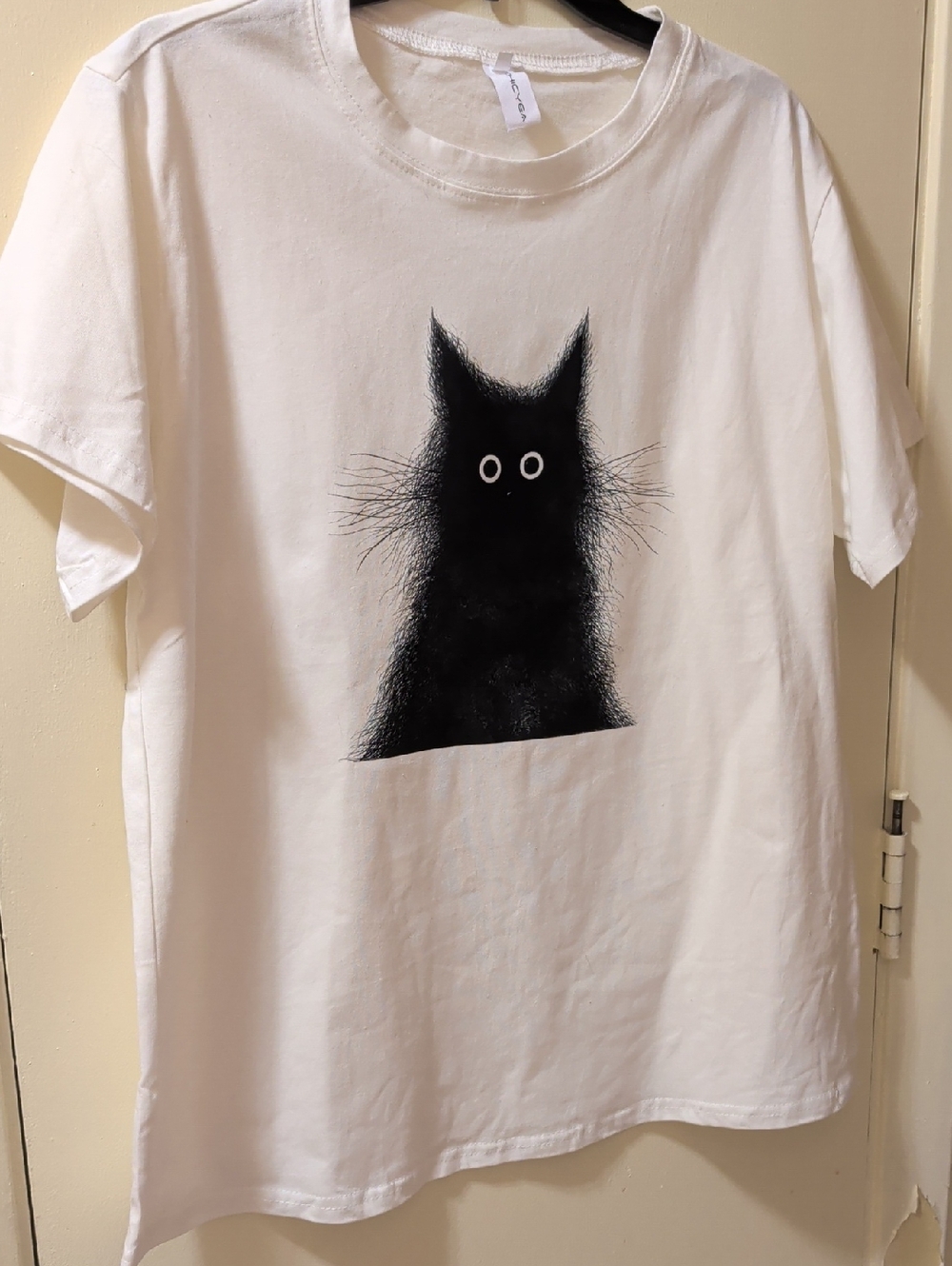 White Cat Graphic Tee with Black Cat Illustration - Unknown Brand